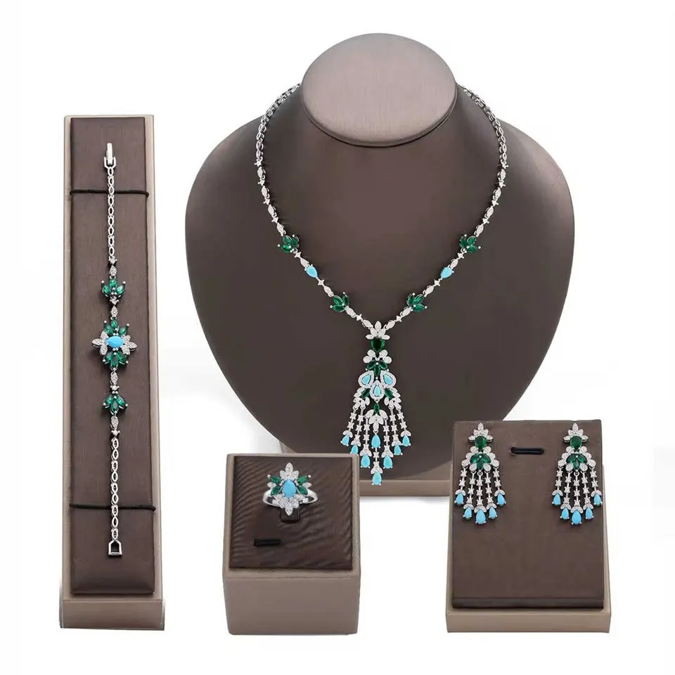 Jauni sudraba juvelierizstrādājumu komplekti