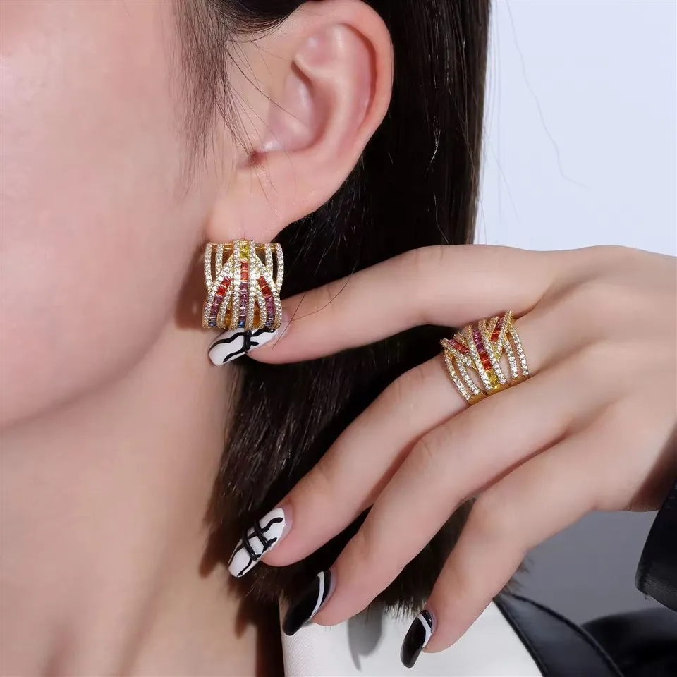 Cirkona gredzenu auskaru komplekts